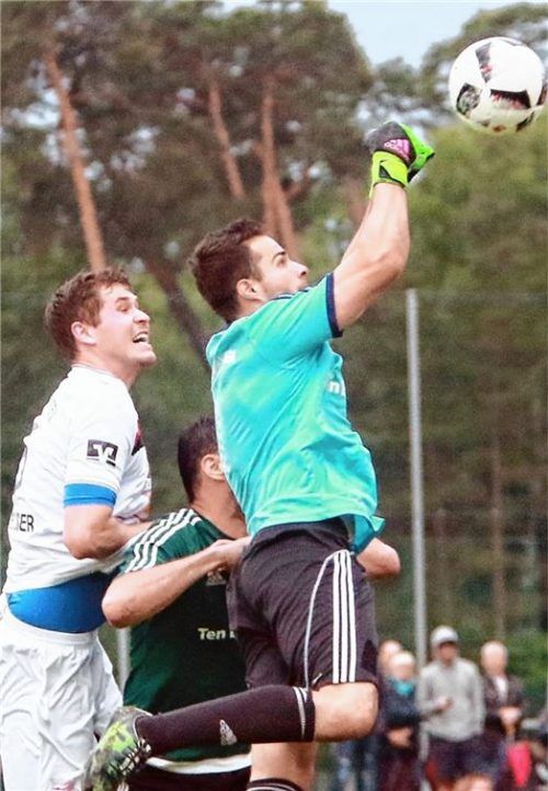 Wolfratshausens Keeper Alexander Heep rettet hier vor Traunsteins Alexander Schlosser. Das Hinspiel in der Bayernliga-Qualifikation endete 1:1.Foto Fehrmann