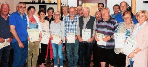 Zahlreiche Ehrungen standen bei der Generalversammlung des SV Schechen auf dem Programm. Insgesamt wurden 66 Personen gewürdigt.Foto re