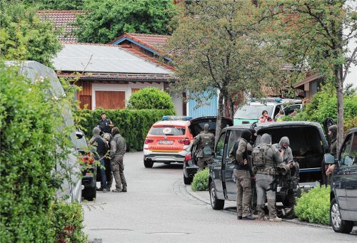 Zahlreiche Spezialkräfte der Polizei rückten vor dem Haus in der Bachlände in Feldkirchen-Westerham an, in dem sich die Frau verschanzt hatte.Foto Reisner