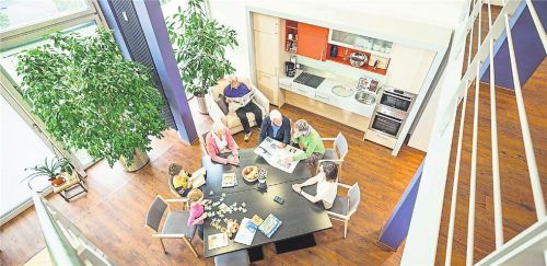 Zusammen an einem Tisch: Wohnkonzepte mit mehreren Generationen sind im Trend, nicht nur die älteren profitieren

davon.