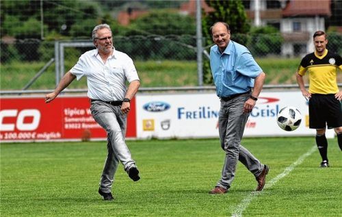 Zwei Polizeipräsidenten führen Anstoß aus