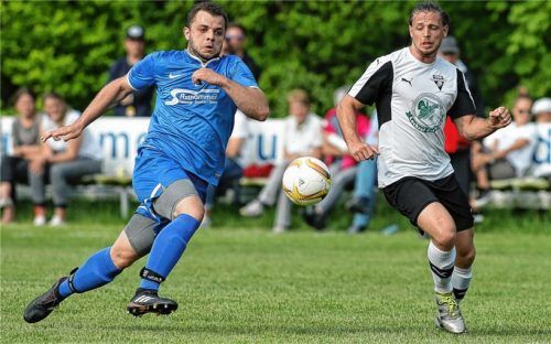 Zweikampf im Kellerduell: Seeon/Seebrucks Florian Linner (links) ist vor dem Rosenheimer Sebastian Fischer am Ball.Foto Weitz