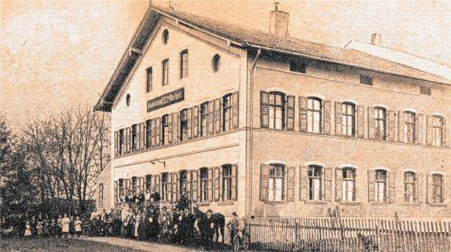 1820 erhielt das Gasthaus in Mitterhart die Konzession als Ausspannwirtschaft für die nach München zur Schranne fahrenden Bauern aus dem Inntal. Bekannt als Gasthaus „Zum Jageranderl“ wurde es später zum „Gasthaus Mitterhart“ und zum „Gasthof Zur Post“.ge