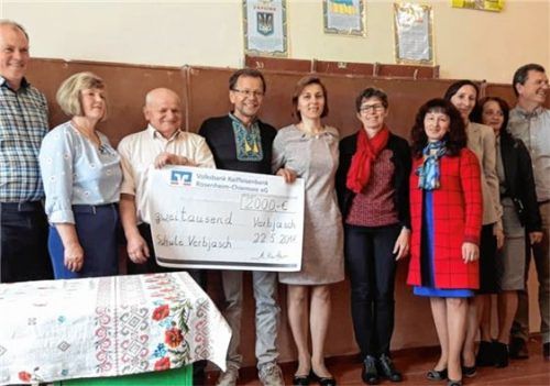 2000 Euro als Spende für die Partnerschule.Foto re