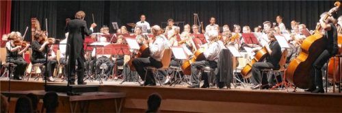 75 Musiker wirkten schlussendlich beim Konzert des Chiemgauorchesters mit. Foto Kirchner