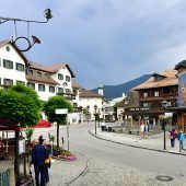 Oberammergau – mit Berg und Kirche
