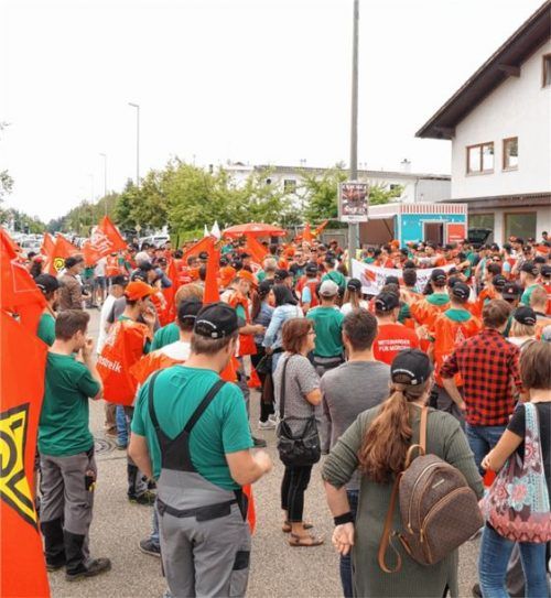 Streikende im Juni in Waldkraiburg. Foto re