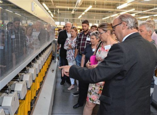 Abteilungsleiter Christian Schuch (vorne) erklärt den Teilnehmern der Führung die moderne Sortiermaschine für Großbriefe.Foto sedlbauer