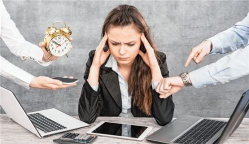 Allgegenwärtiger Zeitdruck und die Informationsüberflutung führen bei zahlreichen Berufstätigen zu gravierenden Erschöpfungserscheinungen. Foto djd/Neurexan/thx