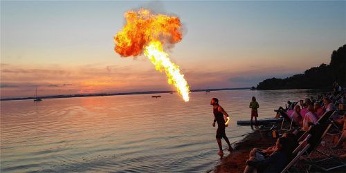 Am Chiemsee leuchtet es in Gelb, Orange und Rot: Erst Sonnenuntergang, dann Feuershow