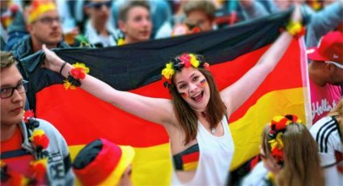 Am Sonntag steigt die deutsche Nationalmannschaft ins WM-Turnier in Russland ein. Sportvereine und Gaststätten aus der Region laden dazu wieder zum Public Viewing. Foto dpa