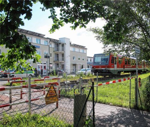 An diesem Bahnübergang für Fußgänger in Traunreut wurde der Zwölfjährige vom Zug erfasst. Der Bub erlag wenig später im Krankenhaus seinen schweren Kopfverletzungen. Foto Lamminger