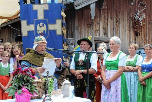 Anlässlich der 725-Jahr-Feier des Kuchler-Hofes in Flintsbach erhielten Ursula und Franz Unker Besuch vom historischen Grafen Siboto (Franz Weinhart vom Falkensteiner Ritterbund e.V.) und wurden von ihm zu „Edelbauern“ ernannt.Foto Steffenhagen