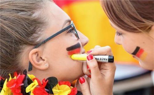 Anmalen für das Auftaktspiel der deutschen Mannschaft am Sonntag: Dann wird es bei der Fußball-Weltmeisterschaft in Russland ernst für Jogis Jungs. Vereine, Gruppierungen, Einrichtungen laden auch in Rosenheim zum gemeinsamen Public Viewing ein. Foto  dpa