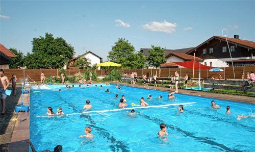 Attraktion in Tuntenhausen: das moderne Schwimmbad in der Ortsmitte feiert 50. Geburtstag und lädt am Samstag, 30. Juni, alle zum Mitfeiern ein. Um 18.30 Uhr ist eine Andacht, danach geht es im Schwimmbad weiter mit lustigen Wasserwettkämpfen, gutem Essen und Trinken, Bar und netter Gesellschaft. Fotos stache/re