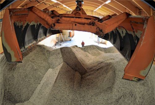 Auch wenn sich die drei Gemeinden letztlich für einen gemeinsamen Bauhof entscheiden würden: Diese Mengen an Streusalz für den Winter, wie hier in einem Münchner Bauhof, würden nicht benötigt. Foto dpa
