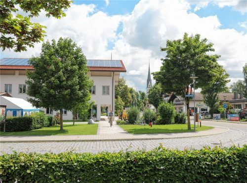 Auf dem Frasdorfer Rathaus wurde eine der Bürgersolaranlagen der „Bürgerenergie Chiemgau“ verwirklicht. Sie deckt rund 50 Prozent des täglichen Stromverbrauchs und ermöglicht es an Wochenenden und zu arbeitsfreien Zeiten, erhebliche Mengen an Strom ins Netz einzuspeisen. Foto Rehberg