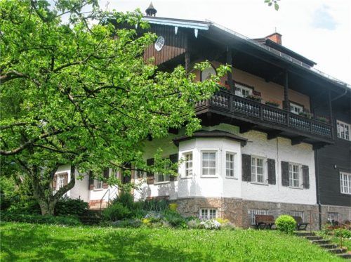 Auf dem Gelände der ehemaligen Windisch-Villa baut die Firma Chiemgau-Residenzen, langjähriger Bauträger aus Rosenheim und Spezialist für außergewöhnliche Mehrfamilienhäuser in exponierten Lagen im Chiemgau, vier Mehrfamilienhäuser.