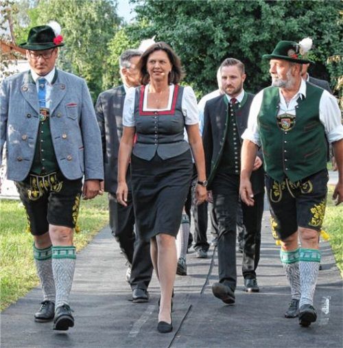 Auf dem Weg ins Festzelt: Markus Stigloher (links) und Josef Schmid (rechts) vom CSU-Ortsverband Willing mit Staatsministerin Ilse Aigner. Foto Heinz