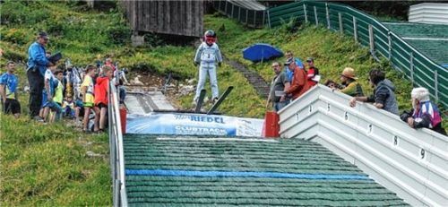 Auf der Zehn-Meter-Schanze sprangen die Jüngsten.