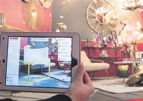 Aufschlussreich: Das Bild auf dem Tablet verrät, welches Möbelstück ins Zimmer passt. Foto dpa/Gabbert (3)