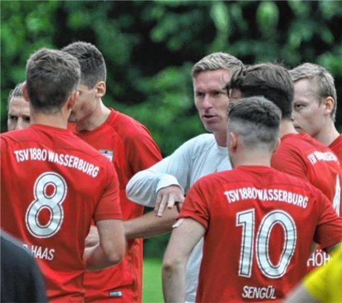 Aufstiegstrainer: Wasserburgs Leo Haas schwört seine Mannen ein.Foto Neumeier