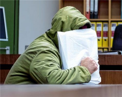 Ausdruck von Scham? Zum Prozessauftakt Ende März verdeckte Emrah T. sein Gesicht. Foto dpa