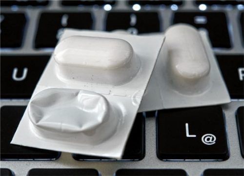 Ausländische Versandapotheken müssen sich nicht an die in Deutschland einheitlichen Preise für rezeptpflichtige Arzneimittel halten. Das sorgt für Unmut. Foto dpa