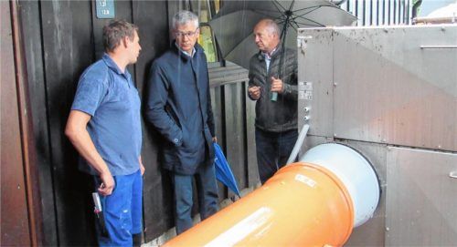 AUV-Mitarbeiter Georg Wörndl erklärt Bernaus Bürgermeister Philipp Bernhofer und Verbandsvorsitzendem Josef Mayer (von links) die Funktionsweise des Geruchsfilters. Foto re