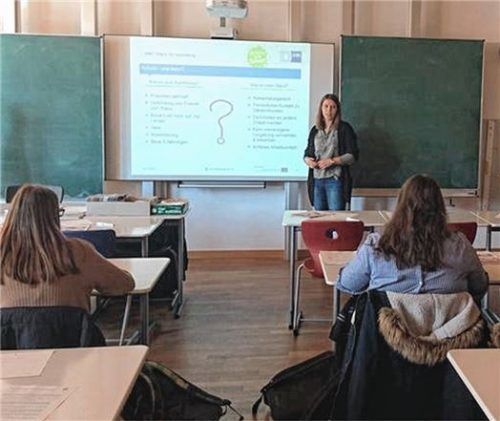 Azubi Sophia Zängerl als Ausbildungsscout in der 9. Klasse der Chiemsee Realschule in Prien.Fotos Ihk oberbayern