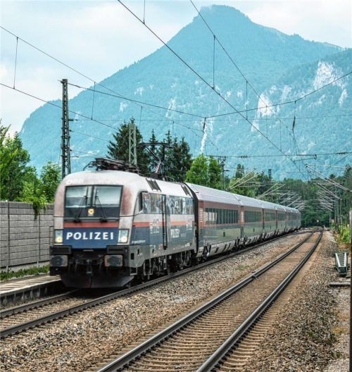 Bahnstrecke mitten durchs Inntal