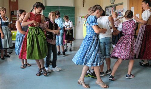 Bauernmadl heißt der Volkstanz, den die Klasse 4b in Hochstätt mit Begeisterung einübt.Fotos Heinz