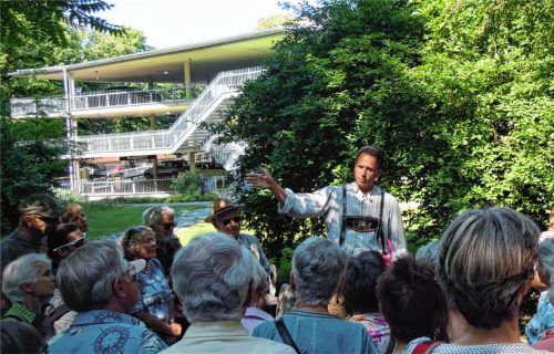 Baumexperte Jürgen Halder in seinem Element: Mehr als 50 Garten- und Pflanzenfreunde aus der Region verfolgten gespannt die Geschichten über die Auswahl der Bäume, die die Stadt Kolbermoor so besonders machen. Foto re