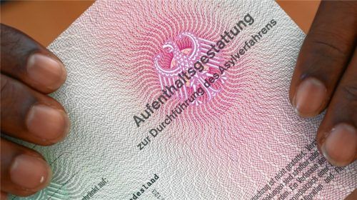 Begehrte Aufenthaltsgestattung: Bei der Ausstellung von Asylbescheiden in der Bremer Bamf-Außenstelle soll es nicht mit rechten Dingen zugegangen sein. Foto dpa