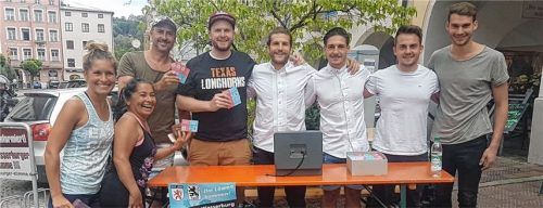 Beim Kartenvorverkauf mit Fans: Ab Fünfter von links Hannes Hain (weißes Hemd), Giuseppe Costanzo, Abteilungsleiter Kevin Klammer und Neu-Löwe Maxi Höhensteiger.