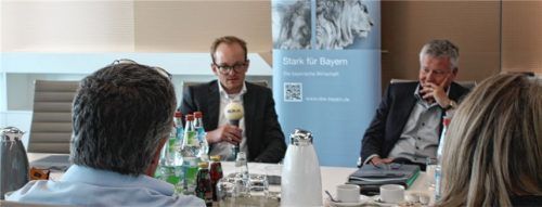 Beim vbw-Gespräch: Die Vorstandsmitglieder für die Region Südostbayern, Anton Kathrein (hinten links) und Stefan Neumann, Brückner Maschinenbau, zeigten sich angesichts mancher Themen sehr nachdenklich. Foto sen