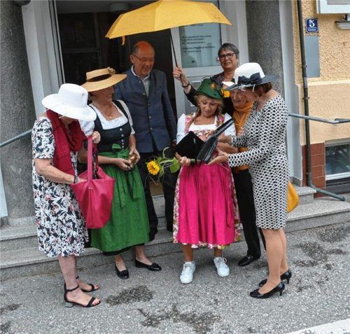 Beobachtungsposten: Wilhelm Hermann, Vorsitzender des Fördervereins der Caritas-Seniorenbegegnungsstätte, und die Leiterin der Caritas-Seniorenbegegnungsstätte, Ursula Flohr-Brumm, mit den Fotomodels des Fitnesskurses – und den Handtaschen. Foto  Sieberath