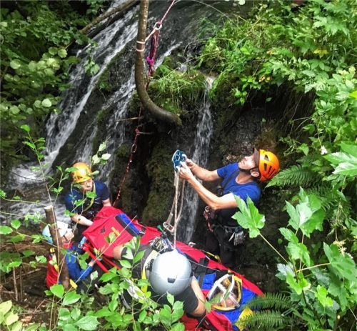 Bergretter bei der Vorbereitung zur Luftrettung eines mit seinem E-Bike verunglückten 26-jährigen Patienten. Er war gegen eine Begrenzungsmauer geprallt und acht Meter tief abgestürzt.Foto Lotter