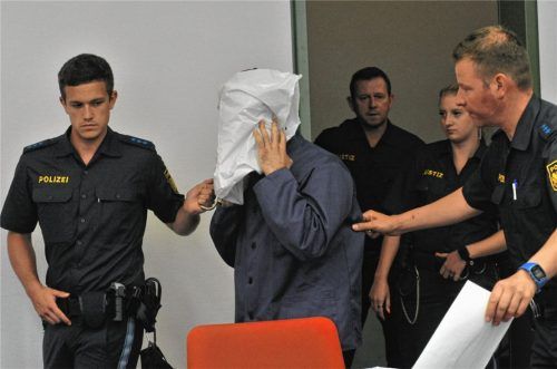 Bewacht von mehreren Polizeibeamten, wurde der Angeklagte gestern zur Urteilsverkündung in den Gerichtssaal geführt.Foto  Jantz
