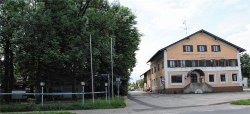 Bisher trennte die Gehrerstraße den Biergarten (links im Bild) vom Gasthaus. Das wird sich ändern: Sie wird verlegt. Dieser Bereich soll nur als Notweg freigehalten werden. Foto Fleindl