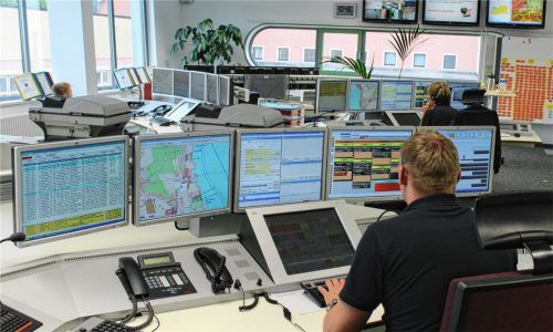 Blick in die Rosenheimer Leitstelle. Sie wird E-Call-fähig gemacht.Foto  RE