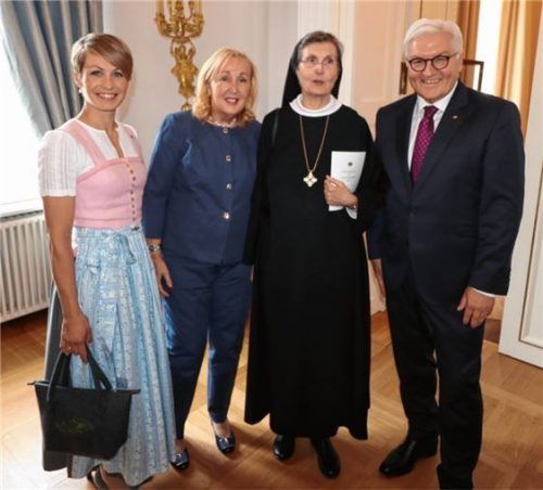Bundespräsident Frank-Walter Steinmeier begrüßte in seinem Amtssitz Äbtissin Johanna vom Kloster Frauenwörth zusammen mit Magdalena Neuner, der Schirmherrin des Irmengard-Hofs (links), und Bärbel Mangels-Keil, Vorstand der Stiftung.Foto re