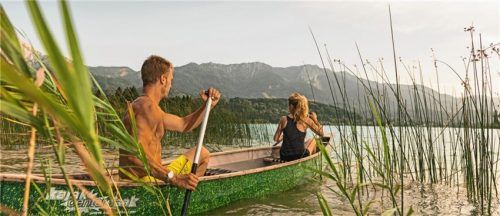 Camper sind Aktivurlauber: Die idyllische Natur der Villacher Seenregion lässt sich auch bei Bootsausflügen entdecken. Foto rgz/Kärnten Werbung/Arnold Poeschl