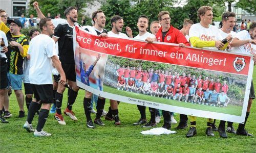 Dank der Aßlinger Spieler an den scheidenden Trainer Robert Lechleiter, der nach Unterhaching wechseln soll. Foto Ruprecht
