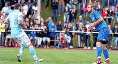 Das Duell: Löwen-Torjäger Sascha Mölders gegen Wasserburgs Keeper Georg Haas. Foto  Cater