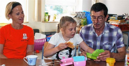 Das Frühstück ist fester Bestandteil bei der Ferienbetreuung in der Michael-Ende-Schule. Darauf legen Betreuerin Silvia Kramp und Thomas Stingl großen Wert; auch für Carolin und die anderen „Ferienkinder“ gehört der gemeinsame Start in den Tag einfach dazu.Foto pilger