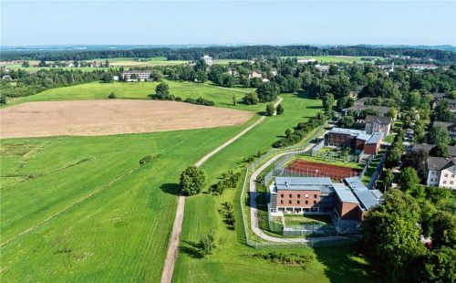 Das größte Bauprojekt der Stadtgeschichte wird das Großklinikum von Landkreis und Bezirk, das in Gabersee entsteht. Auf dem Gelände links vom Feldweg. Dass es im August/September mit dem Erdaushub losgehen kann, dafür sorgte jetzt der Freistaat mit einem Zuschuss von 2,54 Millionen Euro. Foto Grassl