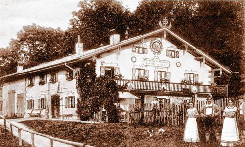Das Juni-Blatt des Kalenders zeigt das Haus des Schauspielers Georg Schuller auf dem Schloßberg, um 1920. Foto  Stadtarchiv