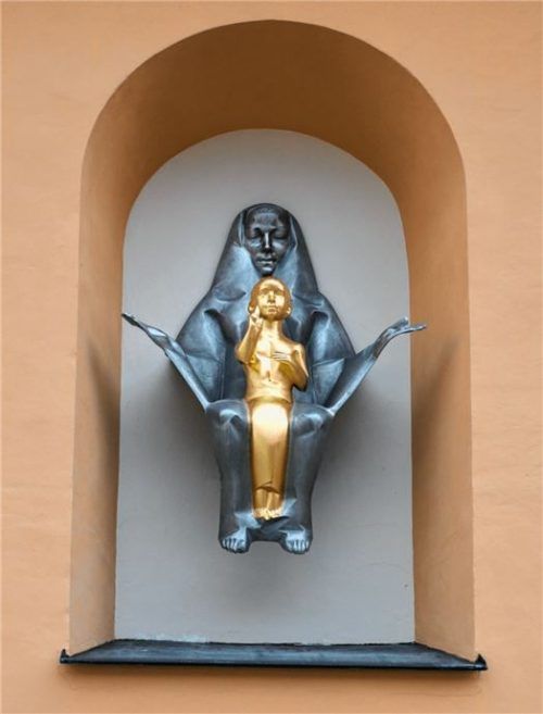 Das neue Zuhause der Figurengruppe: die Nische über dem Kirchenportal. Foto Rehberg
