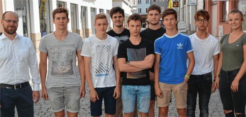 Das P-Seminar Biologie des Sebastian-Finsterwalder-Gymnasiums: Die Schüler und Lehrer André Hennig (links) unternehmen Mitte Juli ein Selbstexperiment mit dem Ziel nachhaltig zu leben. Foto Heise